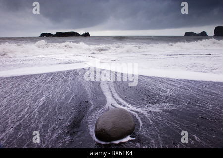 Mare mosso Reynisfjara sulla spiaggia di sabbia nera, vicino a VIK, nel sud dell'Islanda (Sudurland), regioni polari Foto Stock