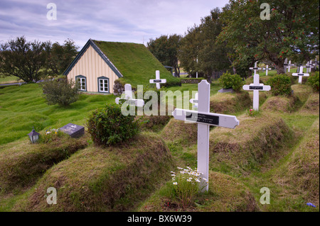 Hofskirkja, turf-chiesa coperto costruito 1884, ultima chiesa ad essere costruito in stile antico e uno dei sei restanti, Hof, Islanda Foto Stock