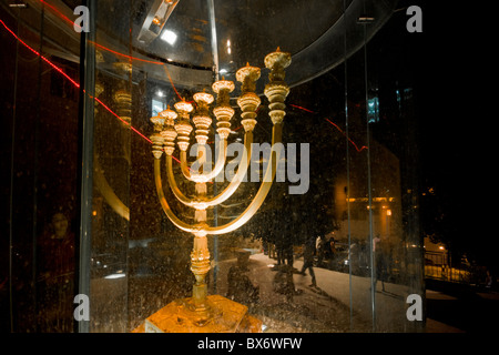 Gerusalemme. una replica della Menorah (Candlebroom) dal tempio ebraico che si affaccia sulla Moschea di Al-Aqsa e il muro occidentale. Foto Stock