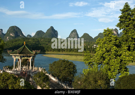 Fiume Li : tipico padiglione Cinese / pagoda sulle rive del fiume Li / Fiume Lijiang al tramonto, Yangshuo, Guangxi, Cina. Foto Stock