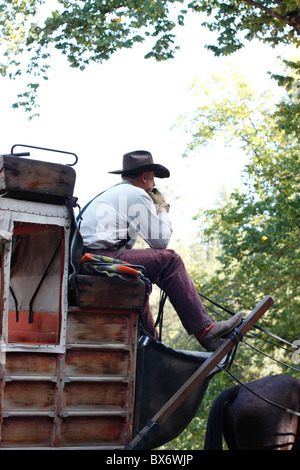 Stagecoach arrestato mentre i passeggeri ottenere a bordo. Columbia State Historic Park, Columbia, Tuolumne County, California, U.S.A. Foto Stock