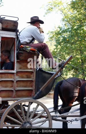 Stagecoach arrestato mentre i passeggeri ottenere a bordo. Columbia State Historic Park, Columbia, Tuolumne County, California, U.S.A. Foto Stock