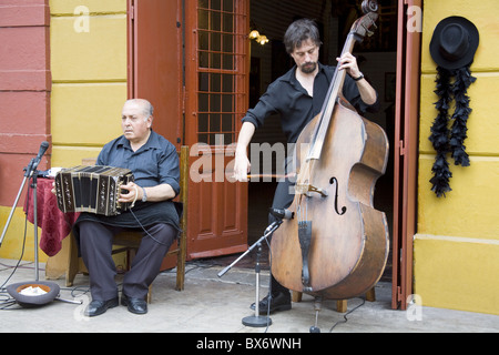 Musicisti su El Caminito street a La Boca distretto di Buenos Aires, Argentina, Sud America Foto Stock