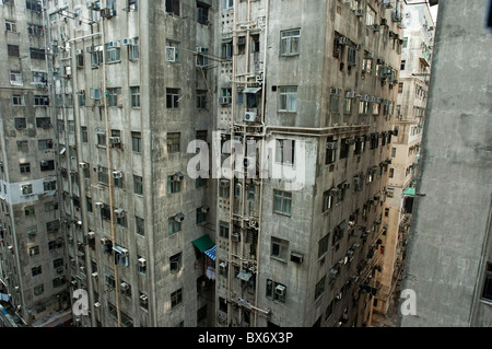 Vecchio e malandato calcestruzzo ad alta edifici di appartamenti in Kowloon, Hong Kong, Cina. Foto Stock