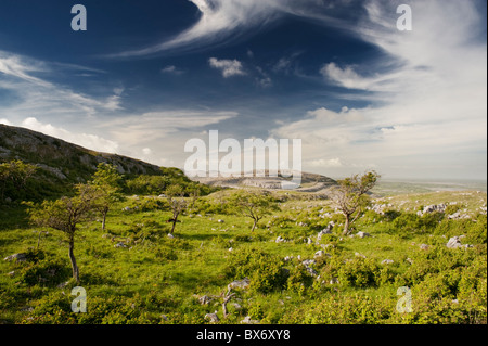 Guardando verso Slieve Roe da Mullaghmore, Burren, Co Clare, Irlanda Foto Stock