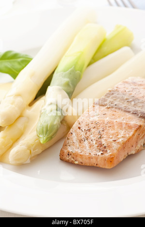 Verde e asparagi bianchi con il salmone selvatico come primo piano su una piastra Foto Stock