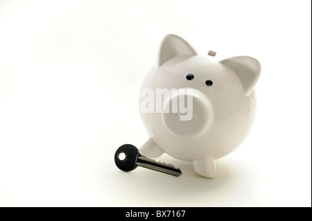 PIGGYBANK CON CHIAVE DI CASA RE gli acquirenti di case di ipoteche MERCATO IMMOBILIARE ETC REGNO UNITO Foto Stock