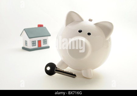 PIGGYBANK CON CHIAVE DI CASA RE gli acquirenti di case di ipoteche MERCATO IMMOBILIARE ETC REGNO UNITO Foto Stock