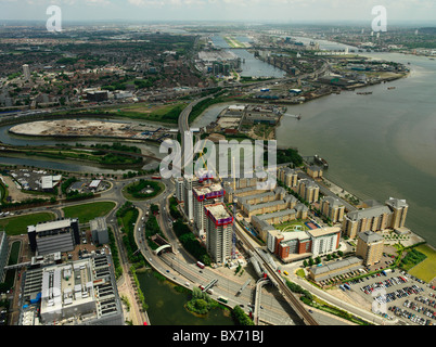 Vista aerea della grande proprietà di sviluppo (Barratt - elettroni) sul fiume Tamigi con Royal Victoria e Royal Albert Dock Foto Stock