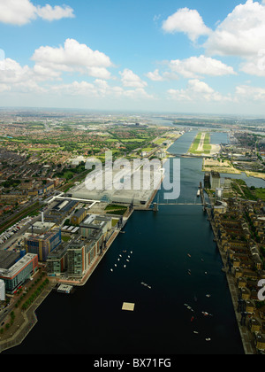 Vista aerea del Centro Esposizioni ExCel Royal Victoria Dock Royal Albert Dock e il City Airport vicino a Canary Wharf Foto Stock