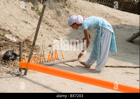 Assamese villaggio tribale donna sari di filatura del cotone lunghezza, Majuli Island, Assam, India, Asia Foto Stock