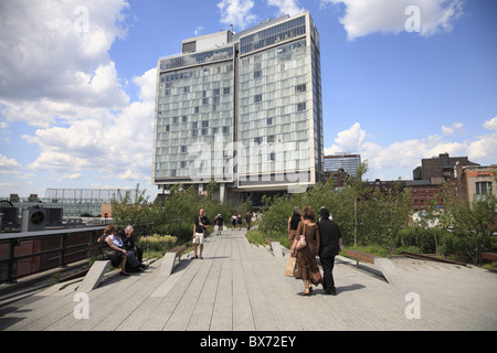Hotel standard, High Line, elevati parco pubblico sulla ex ferrovia, Manhattan, New York City, Stati Uniti d'America Foto Stock