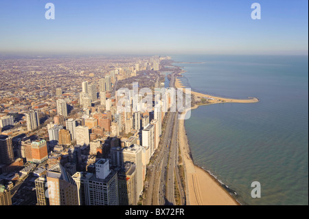 Sullo skyline di Chicago, Oak Street Beach e Lakeshore Drive, John Hancock Center lo Skydeck Observatory, Chicago, Illinois, Stati Uniti d'America Foto Stock