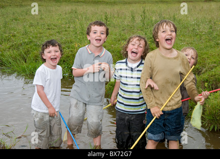 Un gruppo di ragazzi cantano in fiume Foto Stock