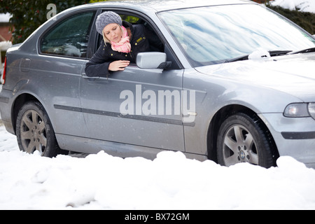 Donna bloccato nella neve Foto Stock