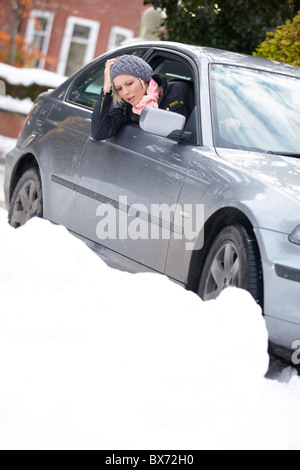 Donna bloccato nella neve Foto Stock