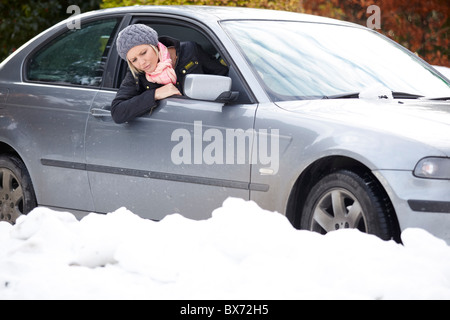 Donna bloccato nella neve Foto Stock