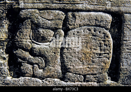 Scultura in pietra sulle scale, Palenque, Chiapas, Messico. Foto Stock