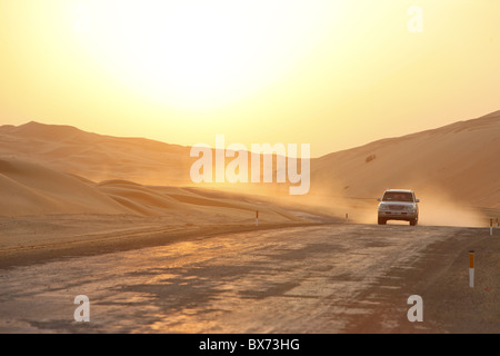 La trazione sulle quattro ruote nel deserto di Liwa, Abu Dhabi, Emirati Arabi Uniti, Medio Oriente Foto Stock