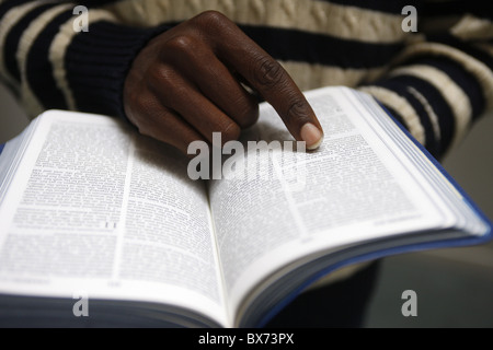 L'uomo africano della lettura della Bibbia in una chiesa, Parigi, Francia, Europa Foto Stock