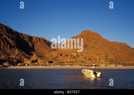 Tour in kayak campo base a Candelera sulla spiaggia di Espiritu Santo isola nel mare di Cortez vicino a La Paz, Baja California Sur, Messico. Foto Stock