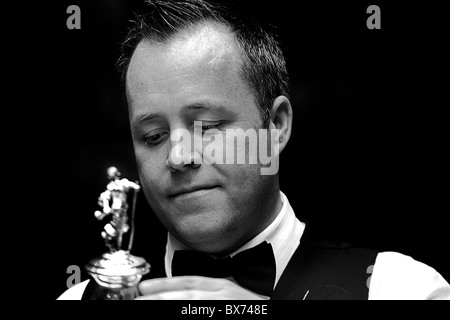 John Higgins della Scozia ha vinto il suo terzo World Snooker Championship dopo aver battuto Shaun Murphy Foto Stock