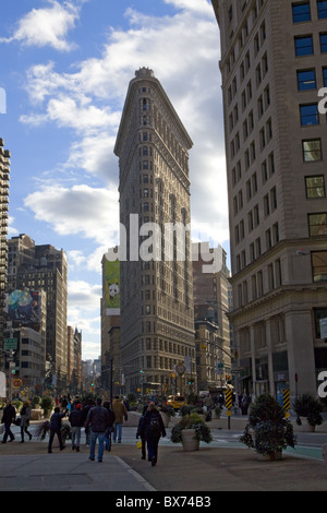 Guardando verso sud al Flatiron Building a 23rd Street dove la Quinta Avenue e Broadway si incrociano le une con le altre in NYC Foto Stock