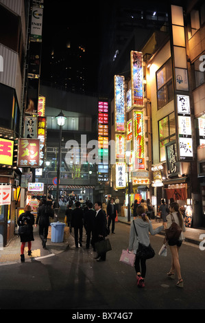 Shibuya il quartiere dei divertimenti di notte, Tokyo, Giappone Foto Stock