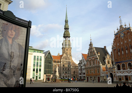 La Chiesa di San Pietro e Schwarzhaeupterhaus, Riga, Lettonia Foto Stock