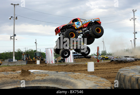 Monster Truck Racing a 4x4 Off-Road Jamboree Monster Truck Show a Lima, Ohio. Foto Stock