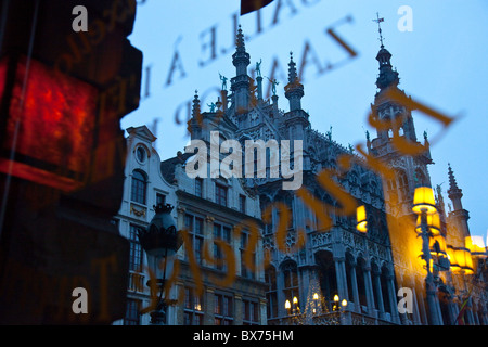 La Grand Place dall'interno di un cafe, Bruxelles, Belgio Foto Stock