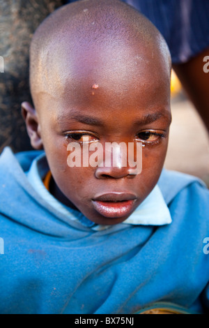 Giovane ragazzo nella baraccopoli di Kibera, Nairobi, Kenia Foto Stock