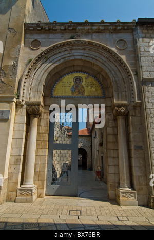 Ingresso al sesto secolo Basilica Eufrasiana, Sito Patrimonio Mondiale dell'UNESCO, Parenzo in Istria, Croazia, Europa Foto Stock