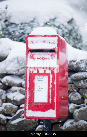 Una casella postale nella neve a Thirlmere, Lake District, UK. Foto Stock