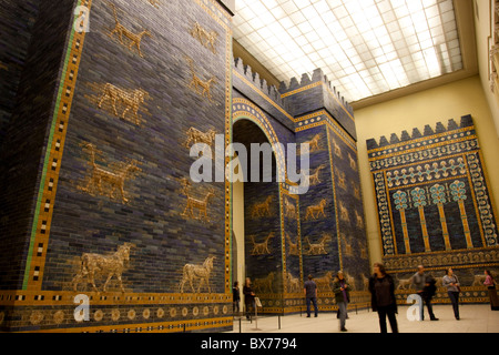 Ishtar Gate da Babilonia a Berlino Pergamon Museum di Berlino, Germania, Europa Foto Stock