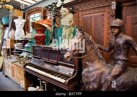 Oggetti di antiquariato in vendita, Les Puces de Saint-Ouen mercatino delle pulci, Porte de Clignancourt, Parigi, Francia, Europa Foto Stock