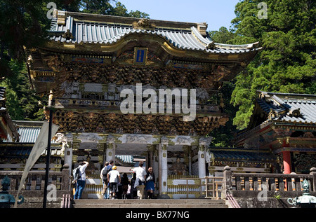 Dal punto di vista architettonico ornato Yomeimon principale porta di entrata al Santuario Toshogu in Nikko, Tochigi, Giappone, Asia Foto Stock