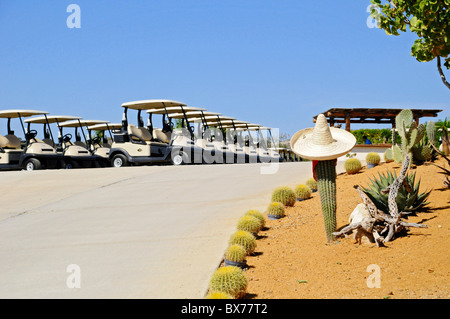 Golf carts e cactus vicino al club house a Puerto Los Cabos Golf Club di San Jose del Cabo, Messico Foto Stock