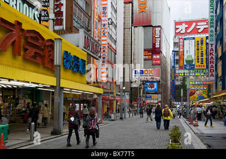 Insegne al neon la copertura di edifici nella famosa in tutto il mondo consumer electronics quartiere di Akihabara, Tokyo, Giappone, Asia Foto Stock