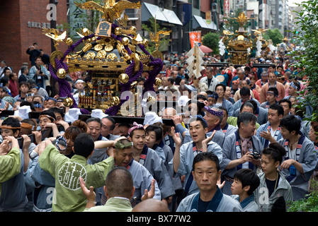 Un mikoshi (santuario portatile) trasportato attraverso le strade durante il Festival Sanja in Asakusa, Tokyo, Giappone, Asia Foto Stock