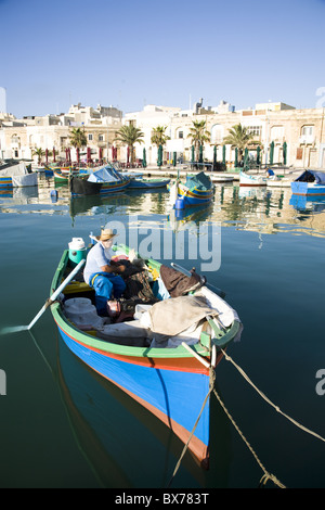 Barca da pesca nel porto di Marsaxlokk, Malta, Mediterraneo, Europa Foto Stock