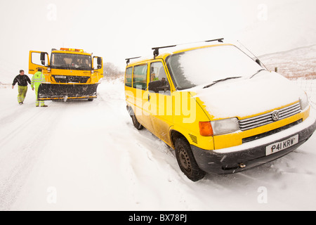 Un aratro di neve su Dunmail sollevare nel distretto del lago, UK. Foto Stock