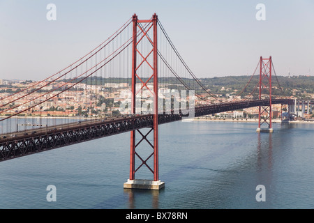 Il 25 aprile sospensione (Ponte 25 de Abril) attraversa il fiume Tago (Rio Tejo) a Lisbona, Portogallo, Europa Foto Stock