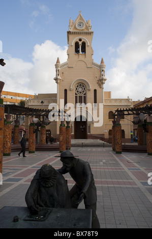 Monumento a Miguel de Cervantes e modernista Sagrado Corazon chiesa, Melilla, Spagna, Spagnolo in Nord Africa e Africa Foto Stock