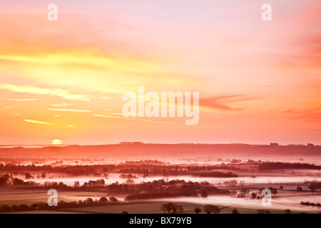 Misty autunno alba da Knapp collina sopra la valle di Pewsey nel Wiltshire, Inghilterra, Regno Unito Foto Stock