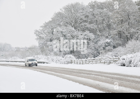 Auto lottando attraverso la neve, Billingshurst West Sussex England Foto Stock