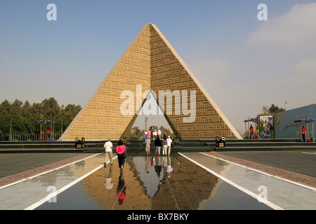 La piramide intagliato al Presidente Sadat la tomba in Cairo. Foto Stock