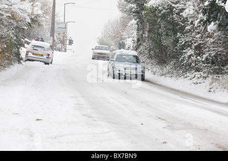 Vetture lottando attraverso la neve, Billingshurst West Sussex England Foto Stock