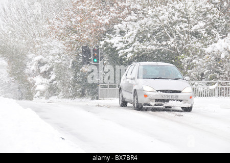 Auto lottando attraverso la neve, Billingshurst West Sussex England Foto Stock