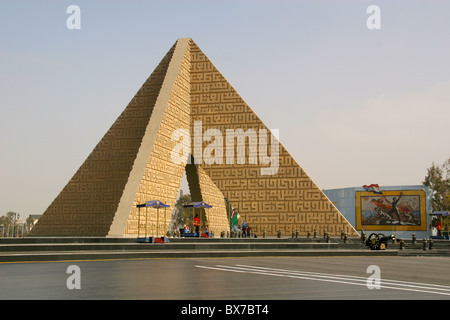 La piramide intagliato al Presidente Sadat la tomba del Cairo - la tomba del Soldato sconosciuto Foto Stock